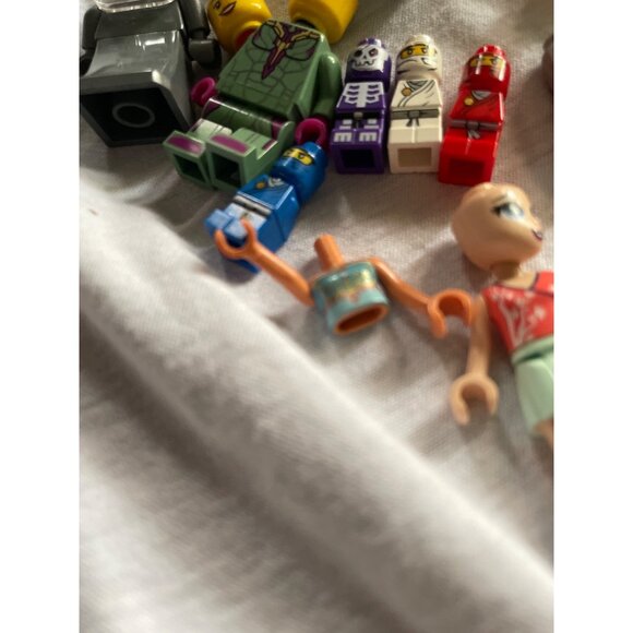 LEGO Minifigure Bundle 20 Pieces Mixed Themes & Characters - Picture 10 of 15
